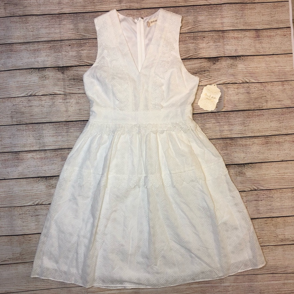 ❤️White Altar’d State V-Neck dress❤️